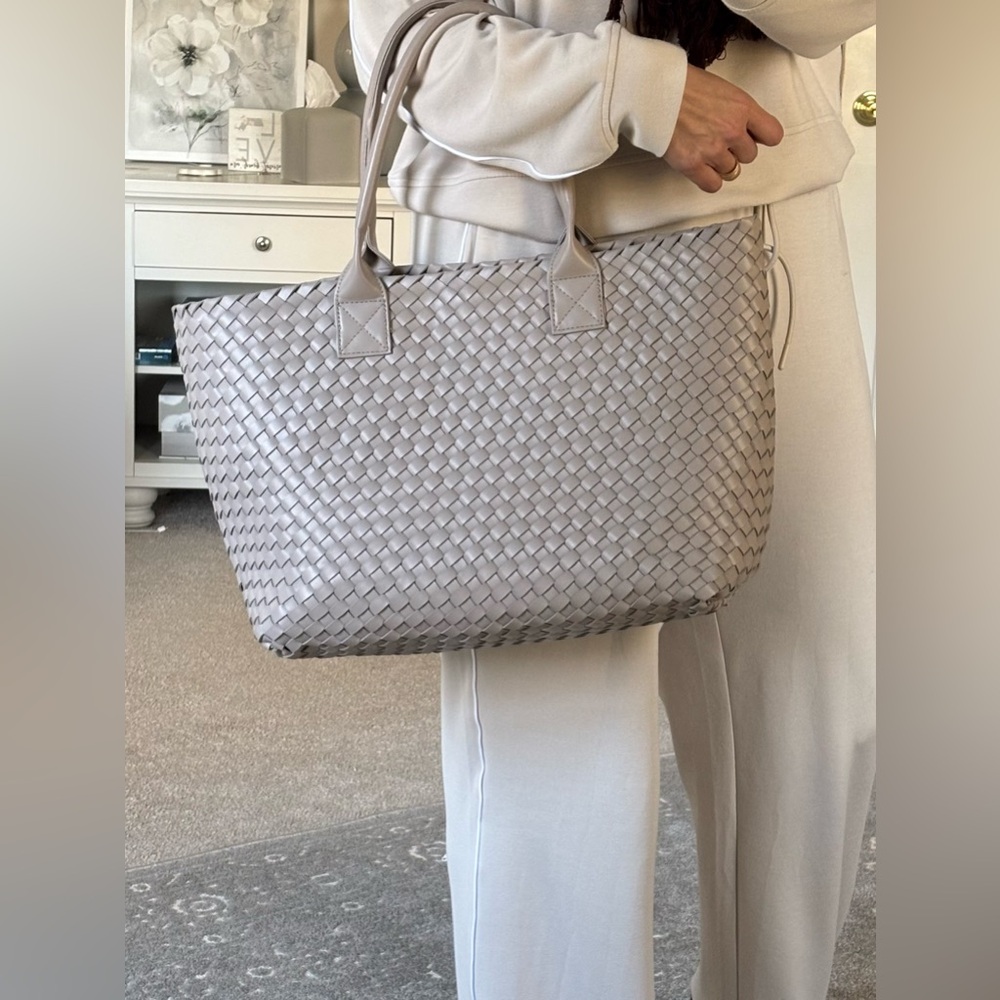 EXPRESSIONS NYC Vegan Tote Bag LIKE NEW with pouch